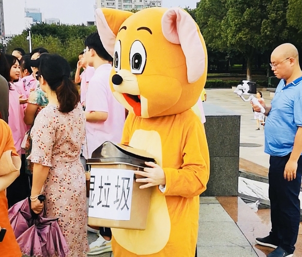 活动现场,垃圾分类宣传向市民普及。 活动现场,垃圾分类宣传向市民普及。