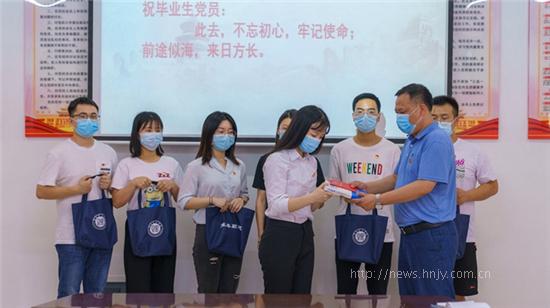 湖南理工学院毕业生党员获得了学校准备的特殊“礼物”_副本.jpg