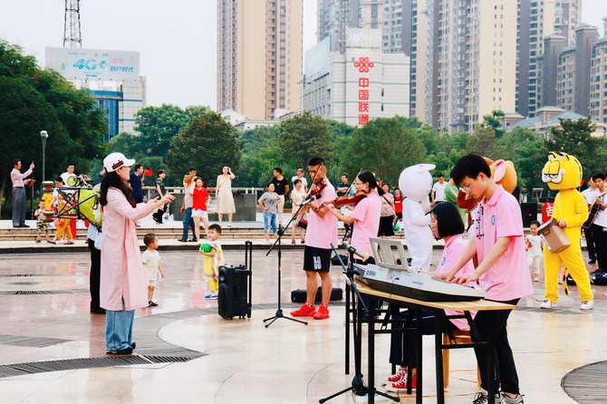 快闪活动吸引了市民驻足围观，齐声颂唱美丽中国。