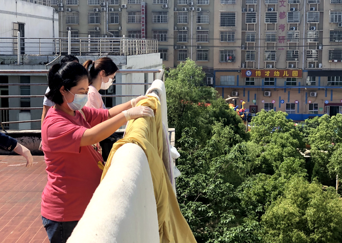 5月13日,湖南理工学院辅导员线上接单帮助学生晾晒衣被。 5月13日,湖南理工学院辅导员线上接单帮助学生晾晒衣被。
