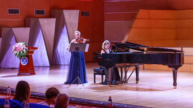 俄罗斯知名小提琴演奏家安娜•加宁娜、白俄罗斯知名钢琴演奏家卡佳•茹罗娃联袂演出