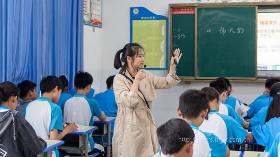 教师正在为平江县三市中学的学生授课.jpg 教师正在为平江县三市中学的学生授课.jpg