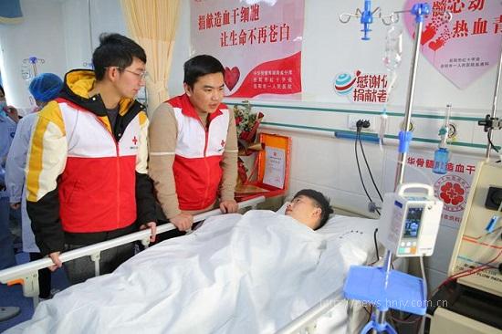 1月18日上午，李扬（左一）和姚秀成为正在采集造血干细胞的龚海兵加油打气.jpg