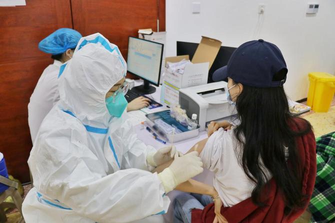 学生有序接种新冠疫苗 学生有序接种新冠疫苗