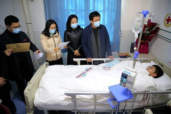 1月14日,湖南理工学院的学生李扬在岳阳成功进行造血干细胞采集.jpg 1月14日,湖南理工学院的学生李扬在岳阳成功进行造血干细胞采集.jpg
