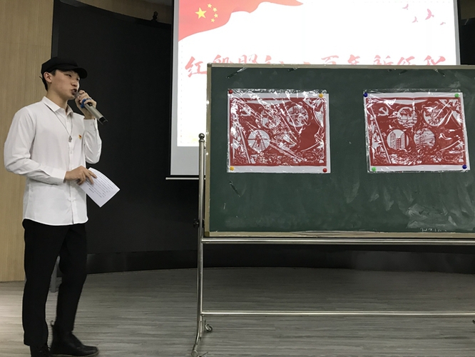 学生正在讲述文艺作品里的党史故事 学生正在讲述文艺作品里的党史故事