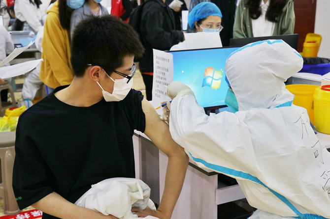 学生正在接种新冠疫苗 学生正在接种新冠疫苗