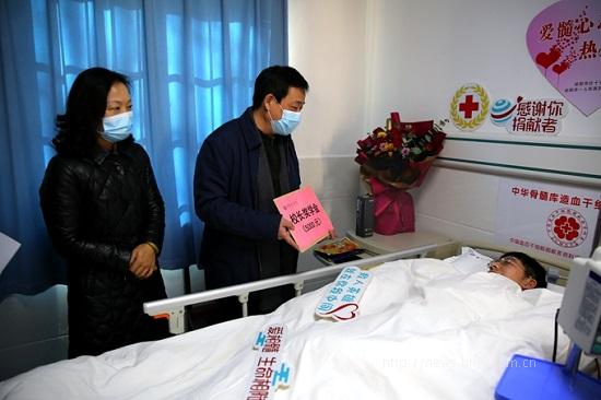 该校党委书记李明为李扬颁发了“校长奖学金”.jpg 该校党委书记李明为李扬颁发了“校长奖学金”.jpg