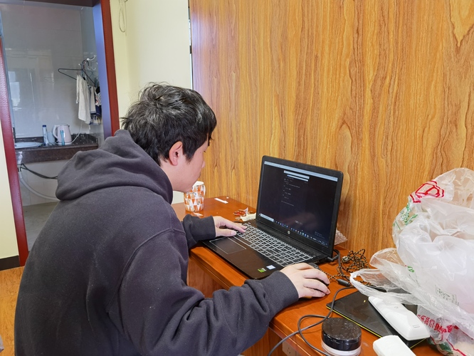 美设学院张文亮在宿舍做毕业设计 美设学院张文亮在宿舍做毕业设计